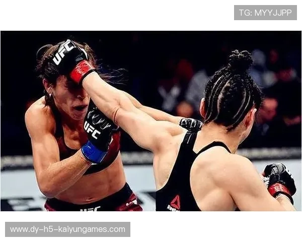 UFC拳手抱颈降服成功令现场欢呼震耳