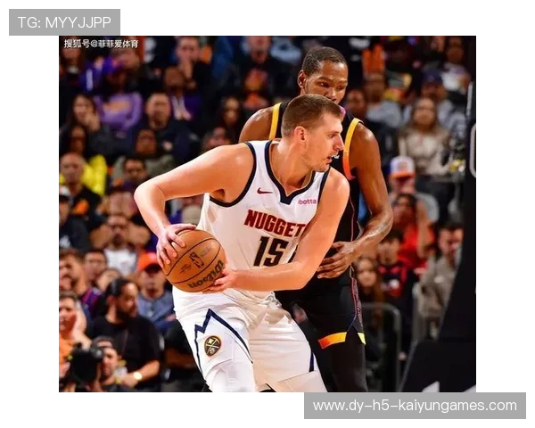 NBA太阳努尔基奇禁区卡位赢下关键篮板，助力球队迈向胜利